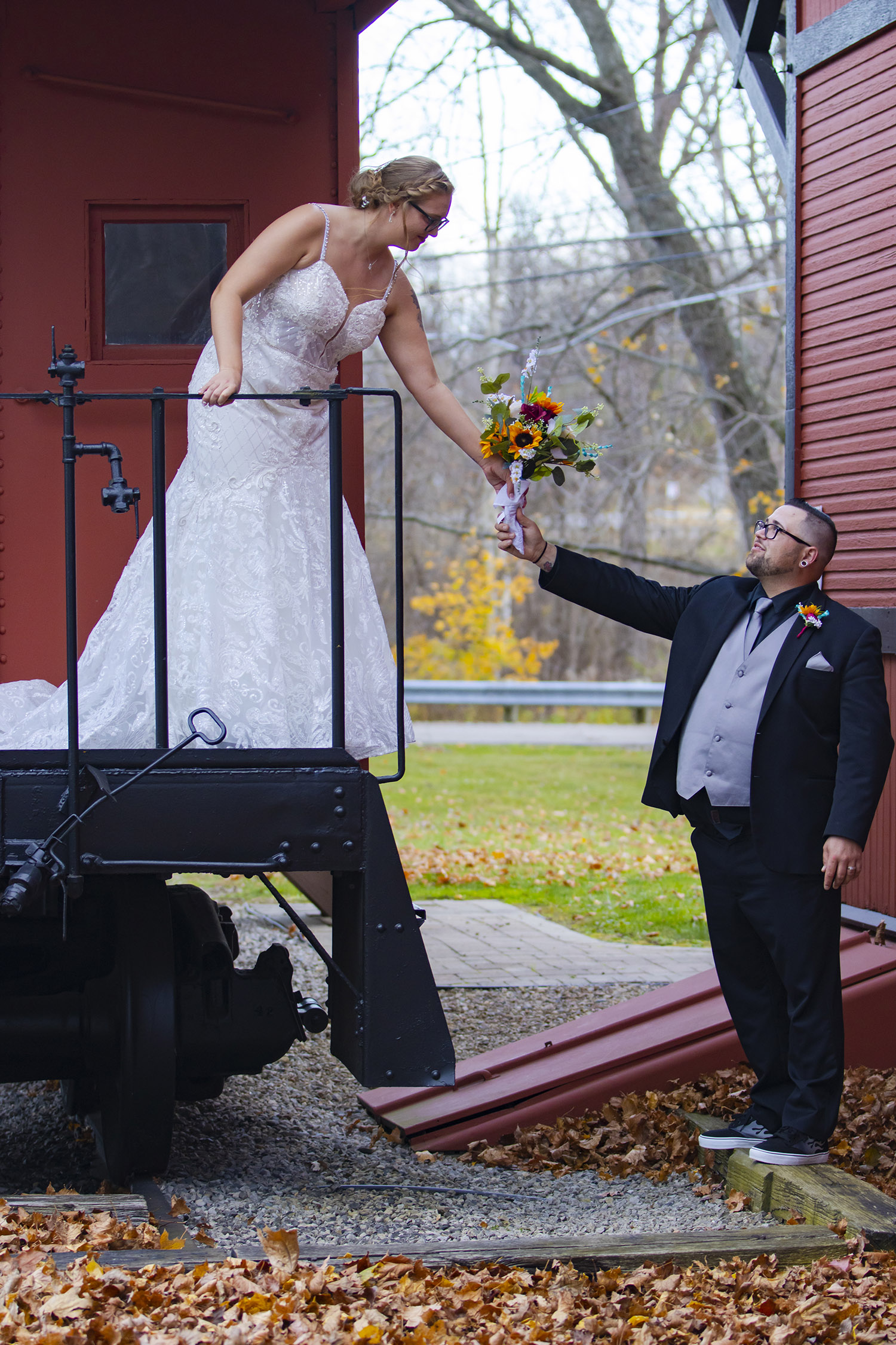 wedding-hading-flowers-train
