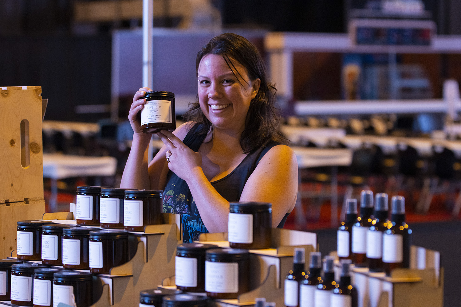 cleveland-gaming-classics-04-vendor-smiling-with-jar