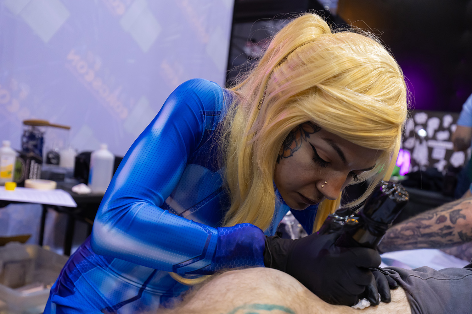 cgc-blonde-tatooing-black-gloves