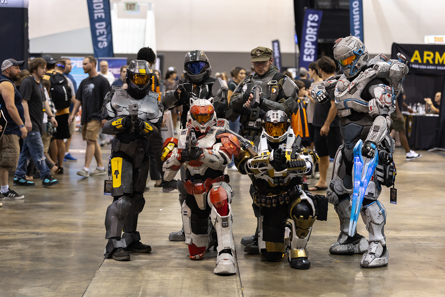cgc-halo-cosplay-team-neeling-posing