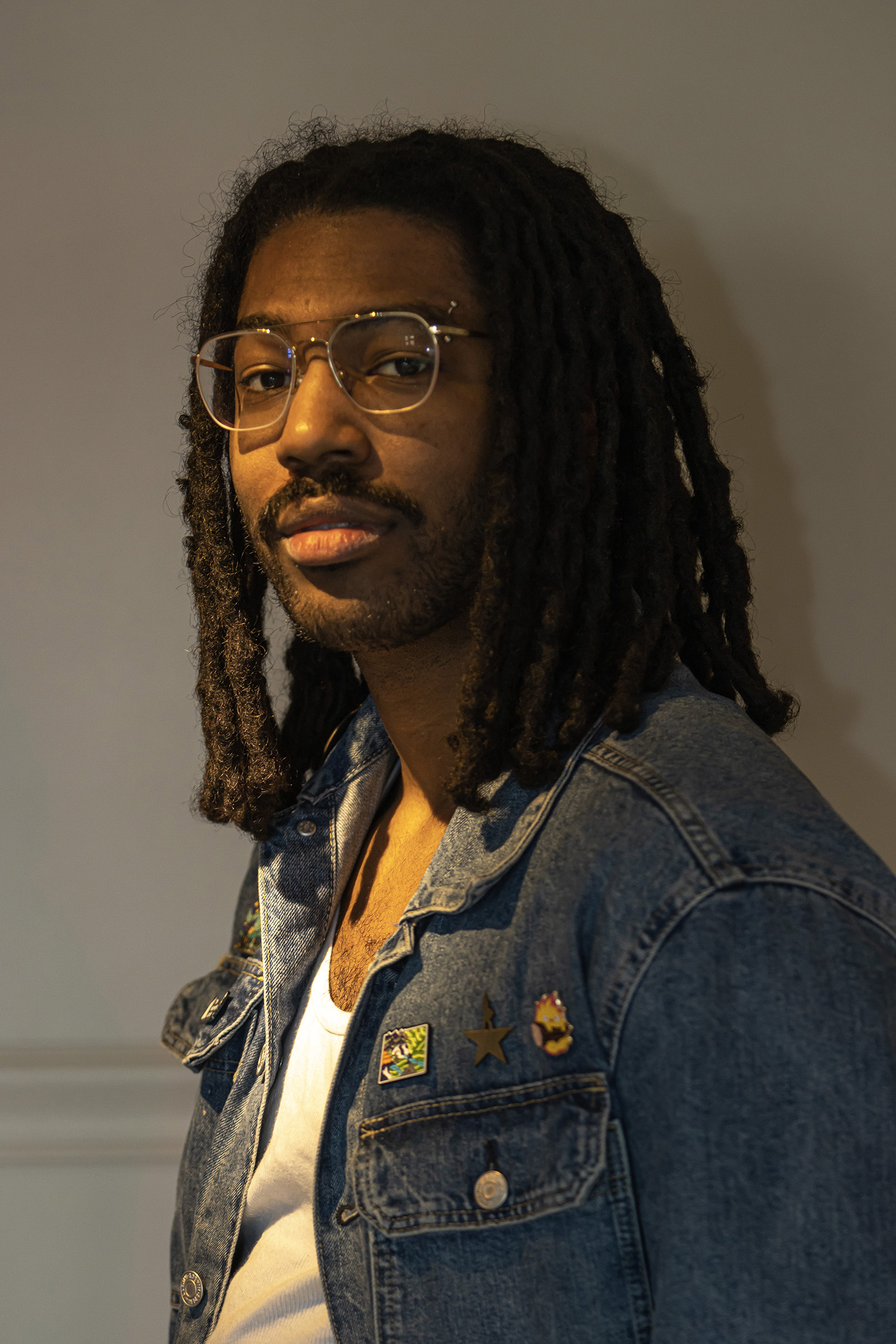 part-411-model-jean-jacket-white-tee